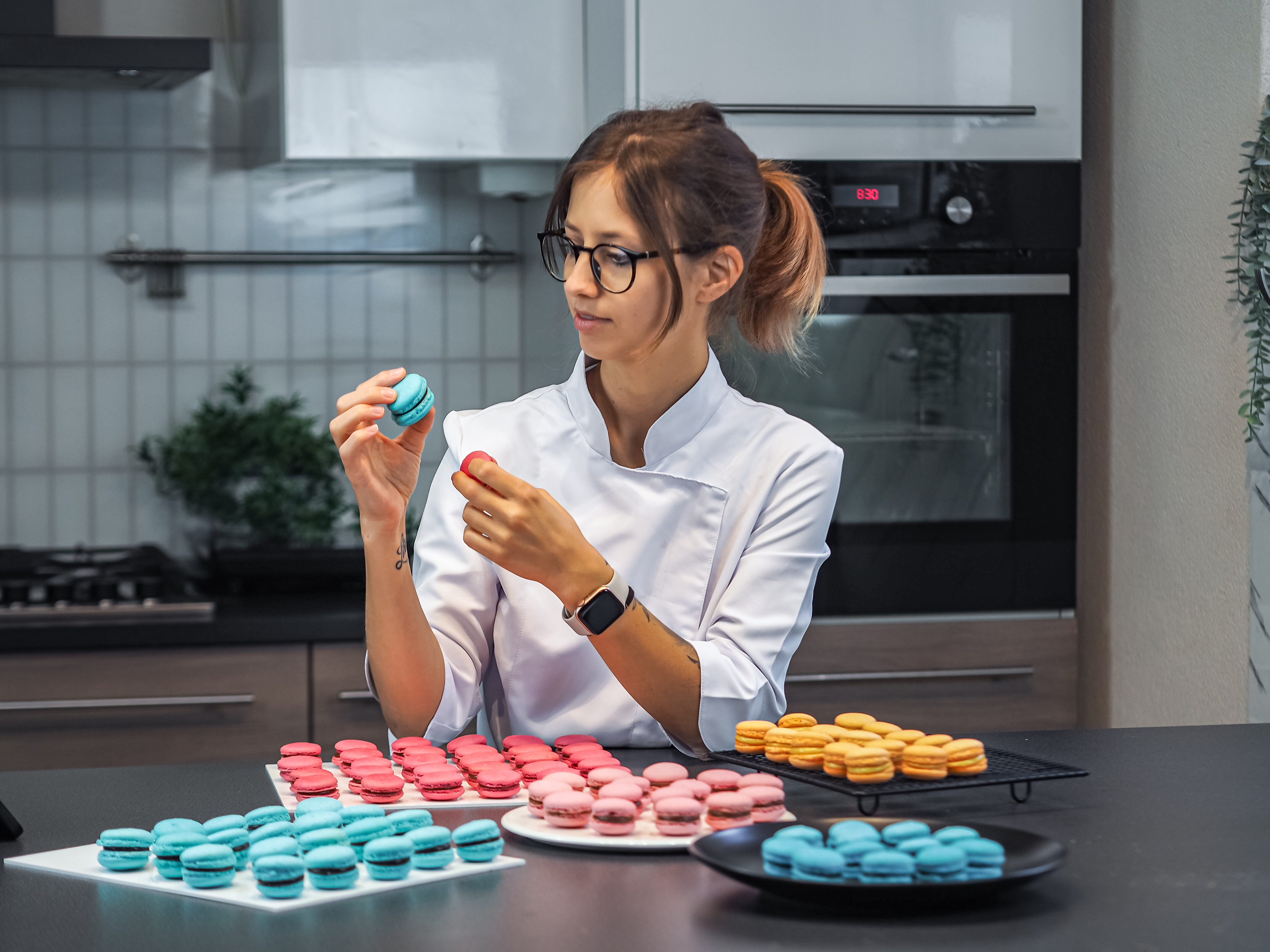 La Chef Alessia Luisa in cucina con i macarons